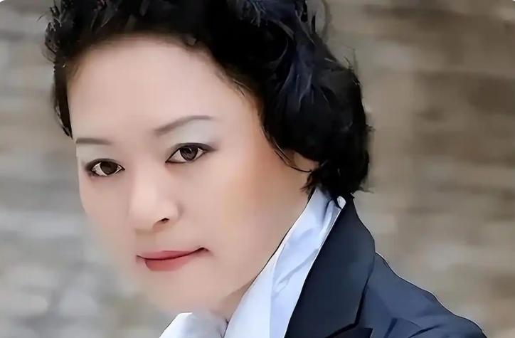 当年风头力压毛阿敏，只因谷建芬一纸私信，她从歌坛天后跌落成月薪400块的保姆。三