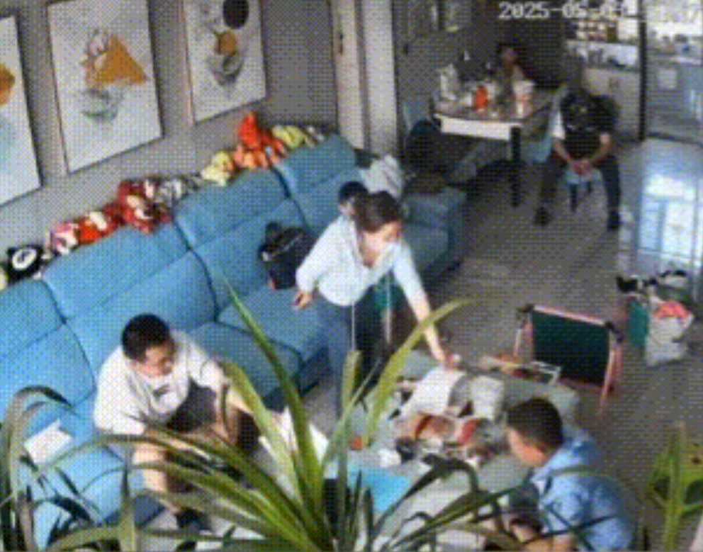 夫妻离了婚，女的回前夫家拿衣服和生活用品，结果被前夫和他家的人给拦住了，两边就拉