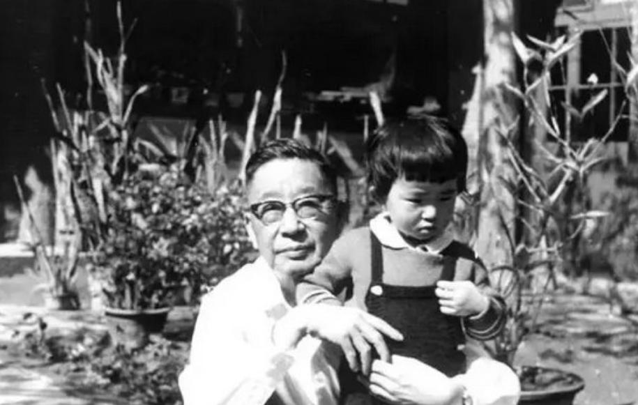 1966年8月24日，老舍投湖自尽于北京西城太平湖，在投湖自尽前，他特别舍不得自