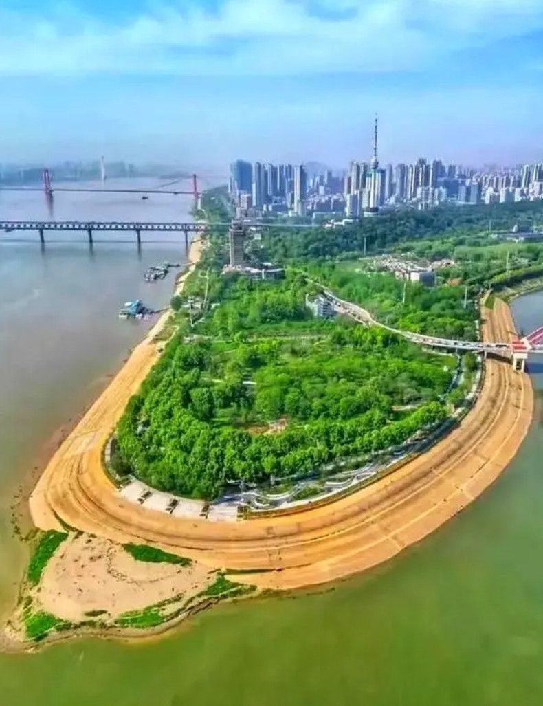 重庆的朝天门来福士可能是重庆有史以来最大的败笔了……本应该建个公共建筑或留白的，