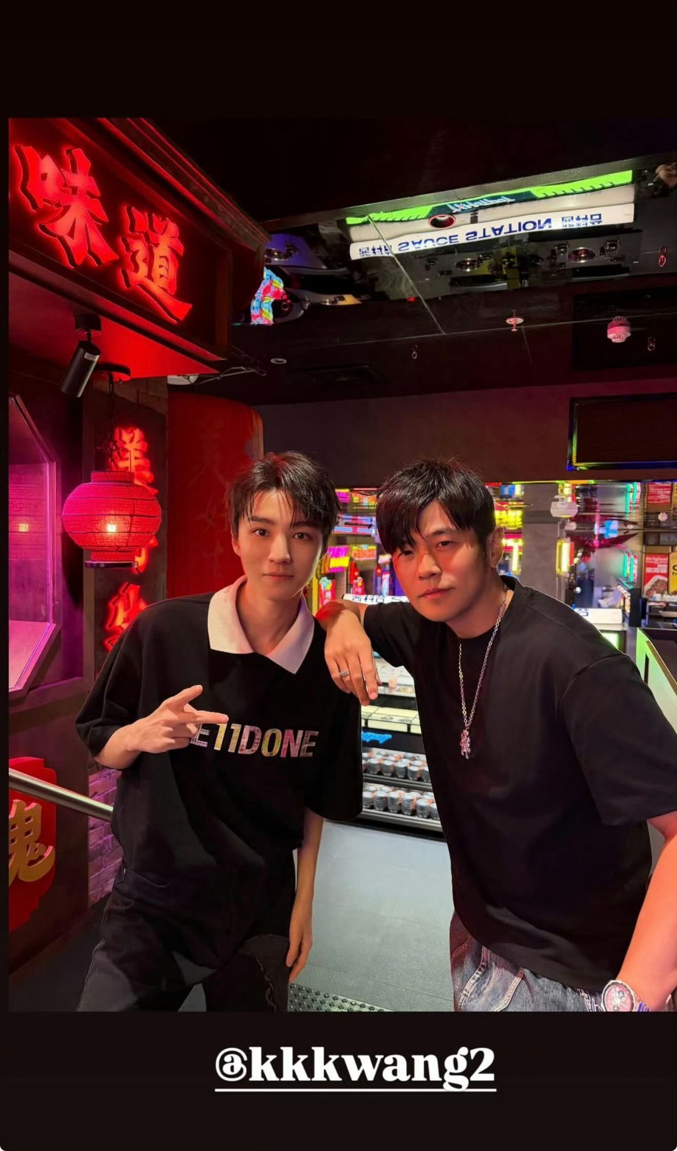 周杰伦晒与王俊凯合照怎么会有如此成功的追星赢家俩人万年不变的合照姿势