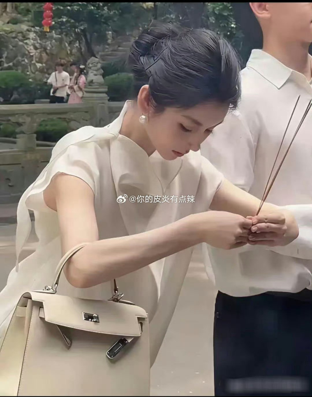 一个包都几十万了…这么有钱，还这么漂亮还能有什么烦恼呢？