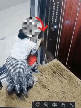 孩子一个劲儿的拍电梯门，当妈的只知道玩手机，也不管教一下。结果孩子手被门夹住了，
