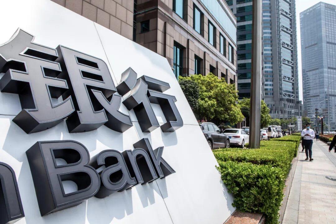 面对银行询问资金来源和用途，我可以尖锐指出，当民众选择储蓄，银行却质疑资金来源，