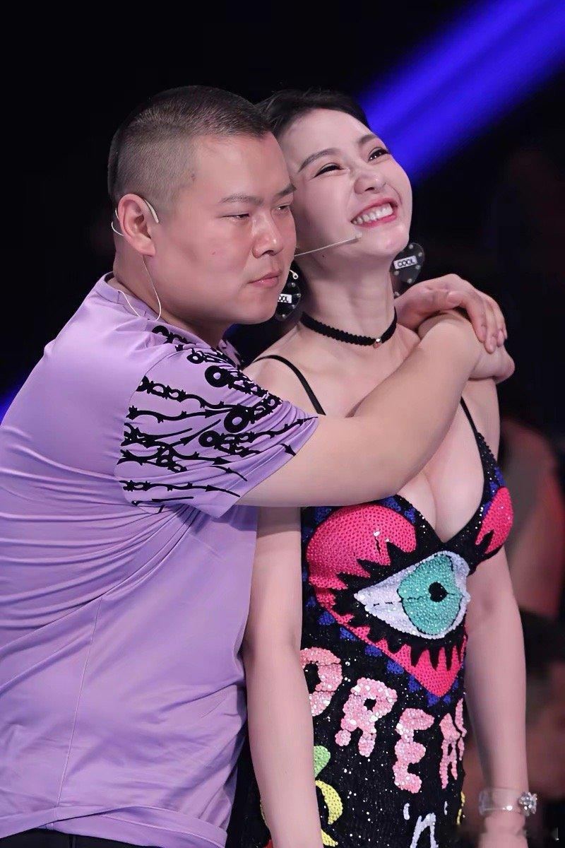 猪头终于抱上了燕子，小岳岳和柳岩的同框被戏称为“美女与野兽的甜蜜互动”！