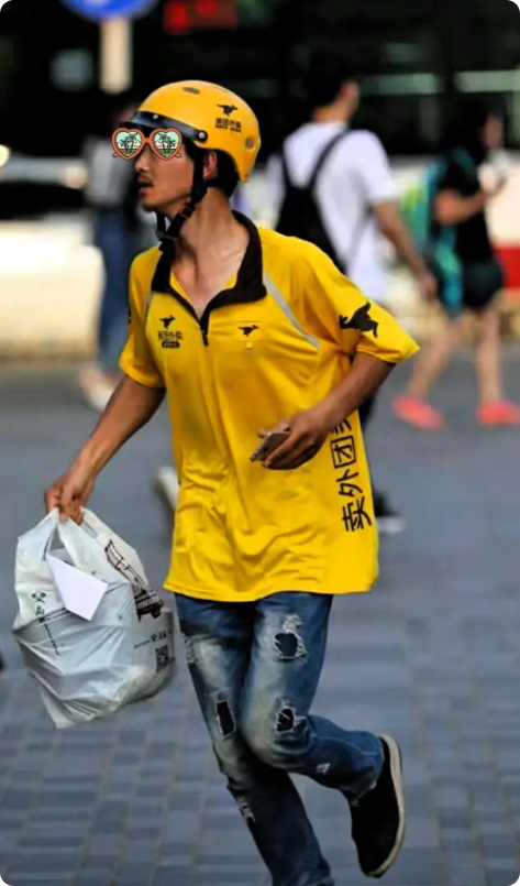 广东一外卖小哥，辛苦了几年，攒了40万，想着将来买房子和孩子上学用。这40万全部