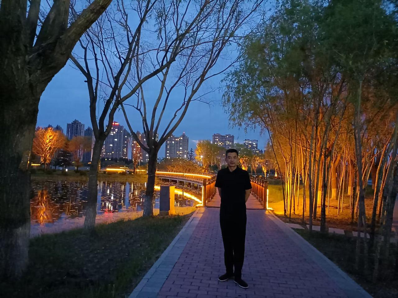鹧鸪天:闲吟文／原点二两闲情向晚霞，诗心未老醉天涯。风掀迷雾观星雨，