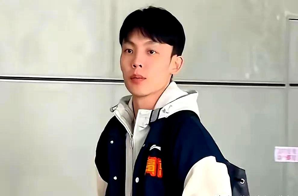 当一支队的当家人，合同却只剩最后一年时，真正的考题不是战术板，而是合同桌。徐杰