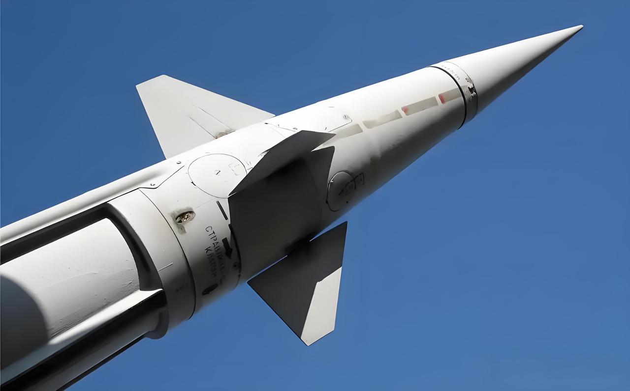 水泥造高超音速导弹？单枚70万的“平民武器”，美军是真急了最近有个消息炸翻