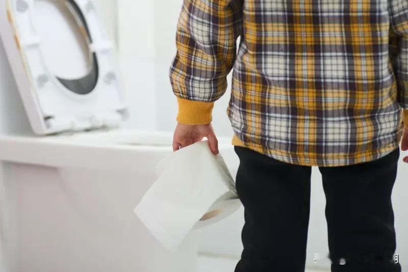 美国一男子因为便秘体内9公斤大便阻塞大肠最终导致其身亡近日，美国俄亥俄州巴