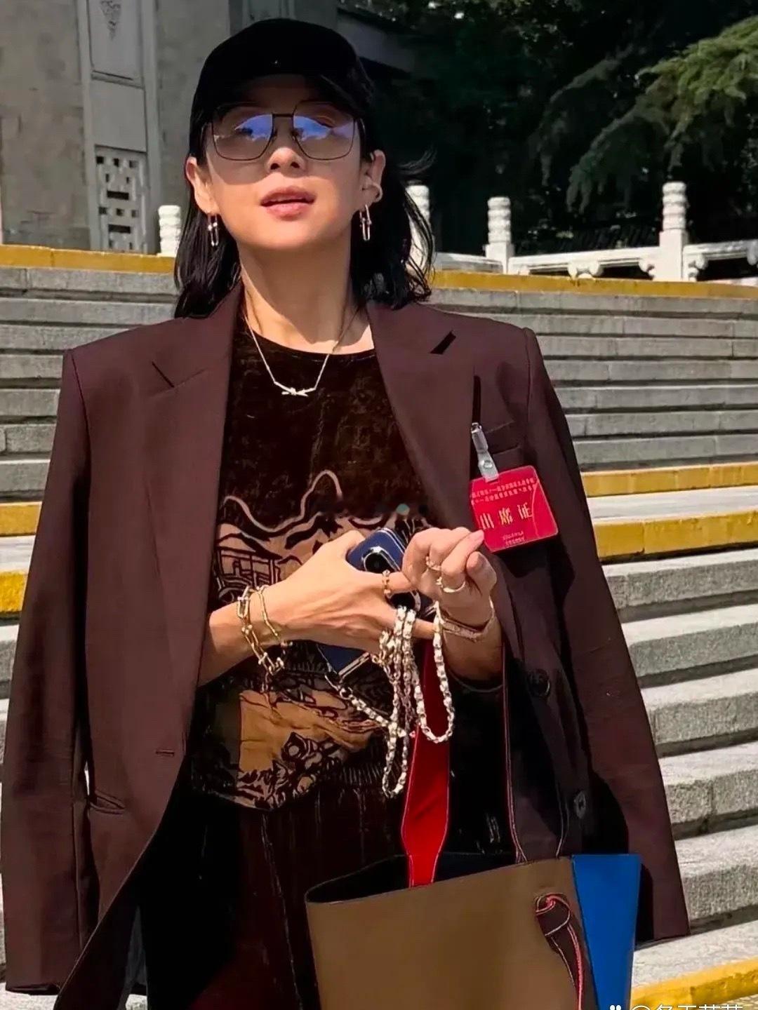 有网友在北京友谊宾馆偶遇章子怡，47岁的她打扮时髦，头戴棒球帽，气质出众，确实配