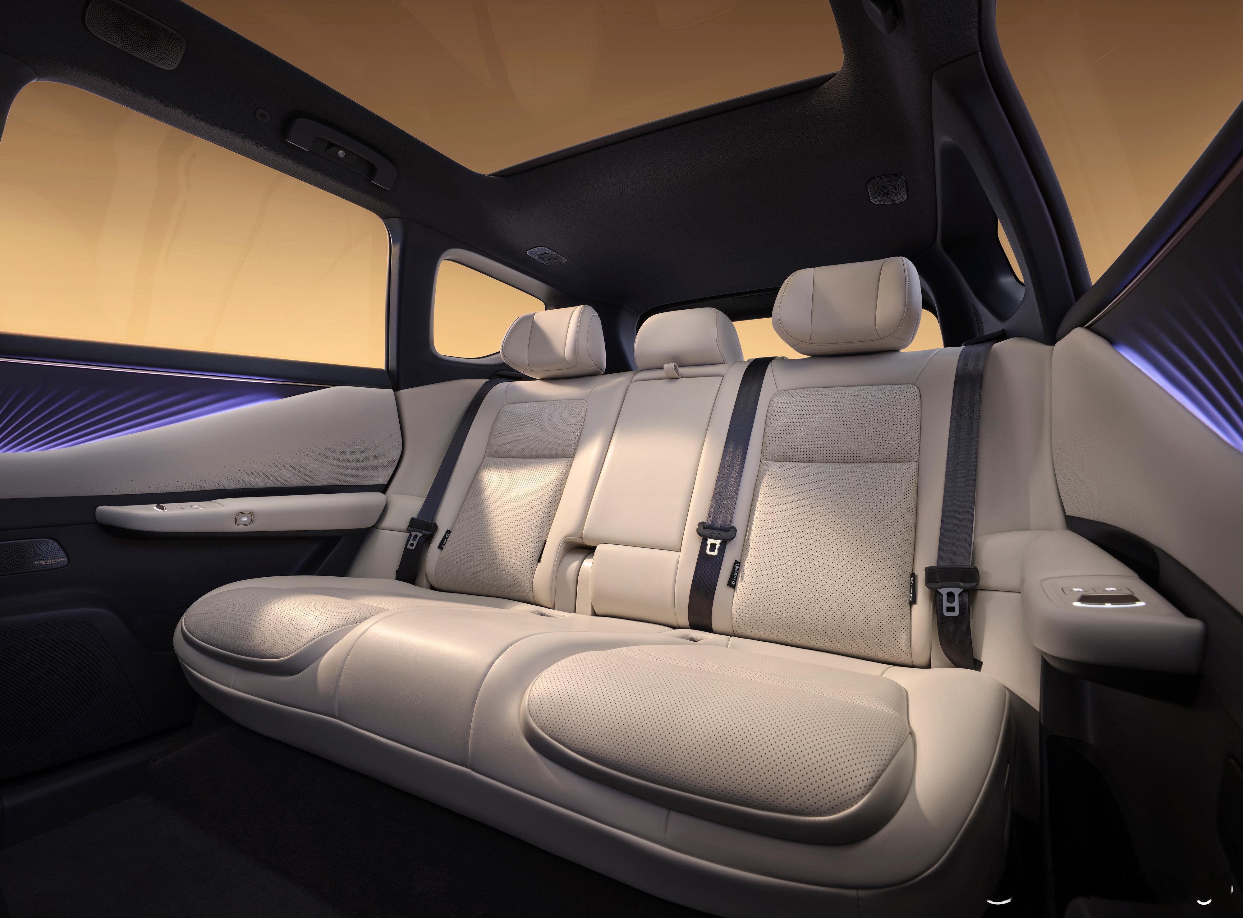 日产NX8这个内饰看着还挺温馨的，饰板那个氛围灯设计有点像蔚来，有一些涟漪般的漫