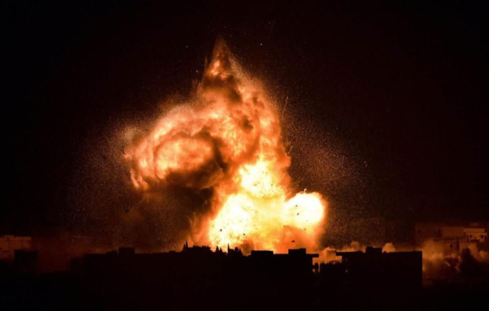 突发！美军不宣而战，战斗机和无人机猛烈轰炸，一口气摧毁30多个目标！2月