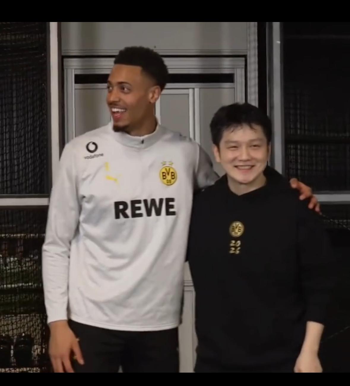 樊振东好像一个小孩子，真的好有爱意！签名的时候好可爱，好认真，真的让人特别的喜