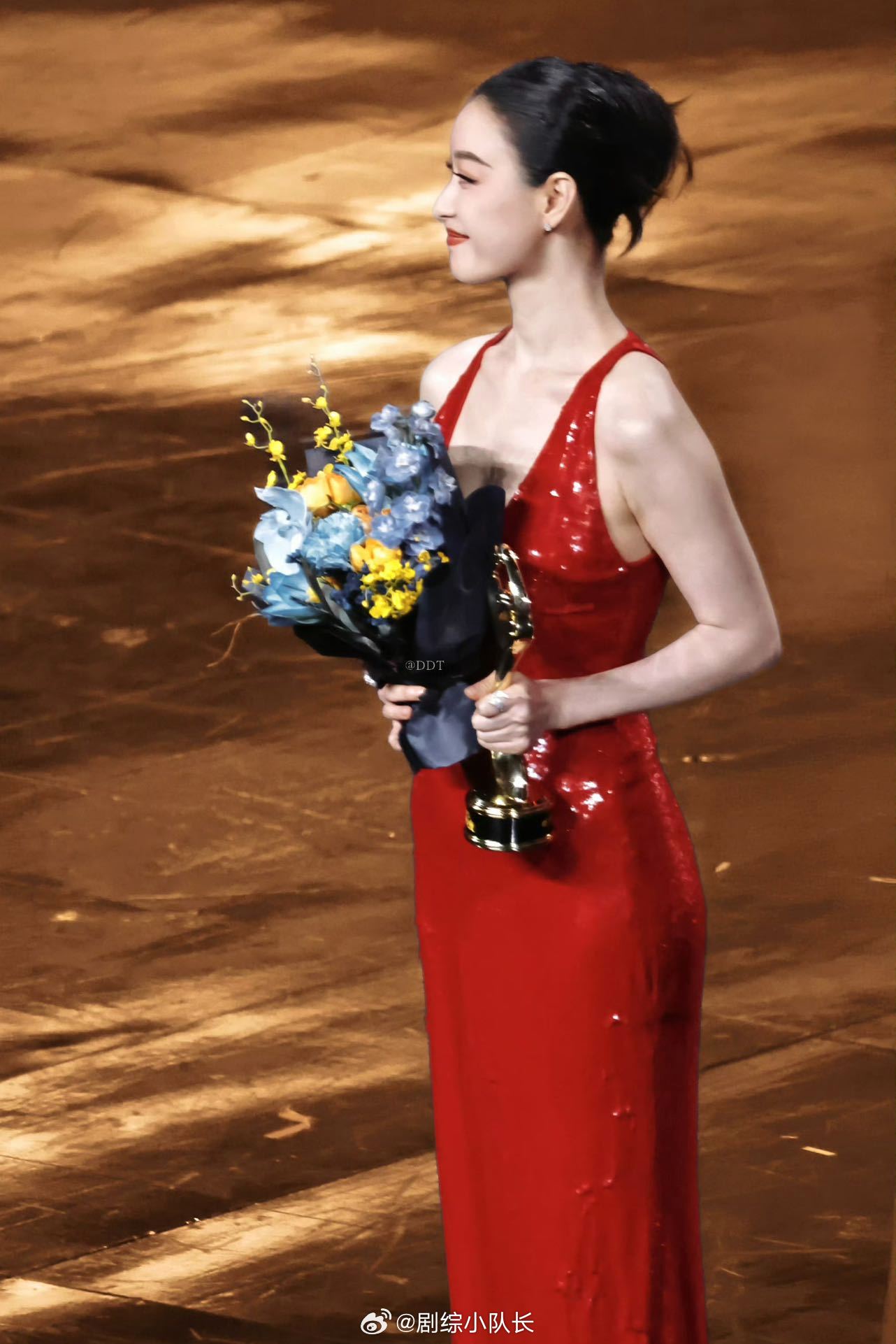 倪妮这铁真没白撸隐身的名字任小名：我健身房流的汗，不是白流的！抡奖杯那一刻，所有