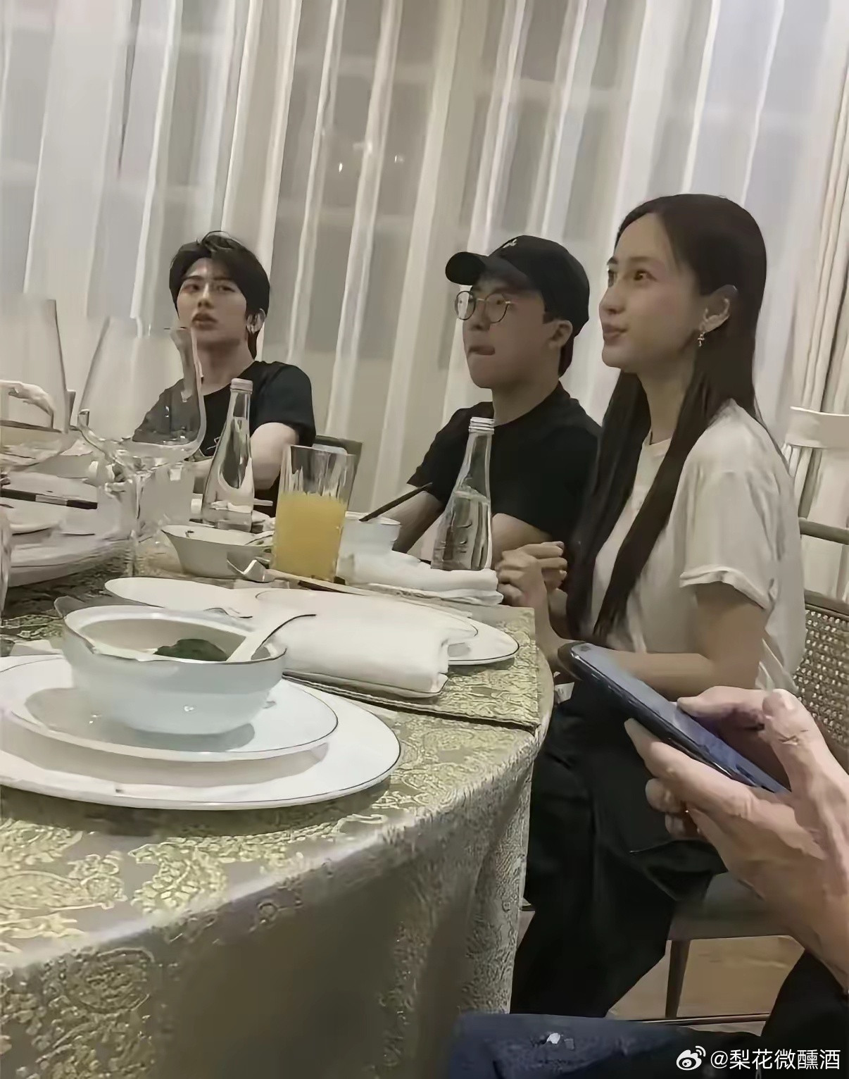 至今无人知道这照片出自谁。看着是录完pn的私下聚餐那就是业内人士拍的那是如何