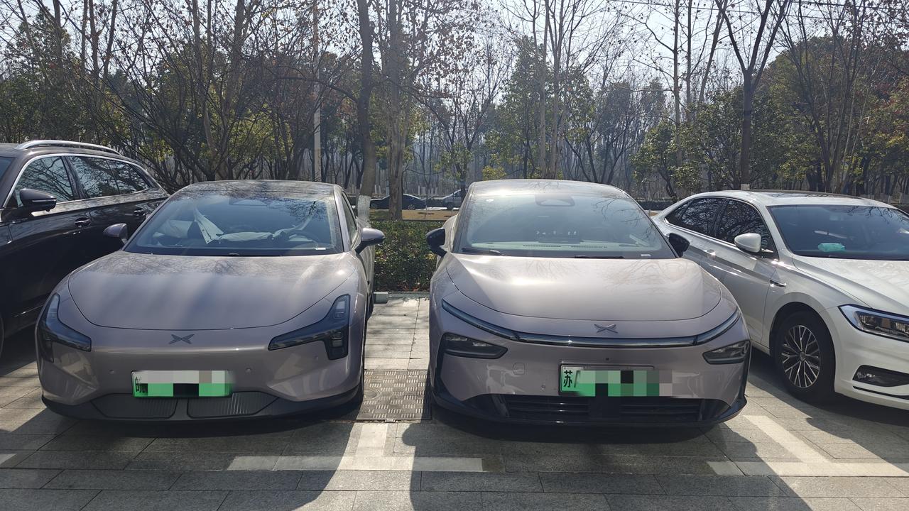 小鹏卖的最好的两款车同框，小鹏mona和小鹏p7+！而且两个都是紫霞仙子配