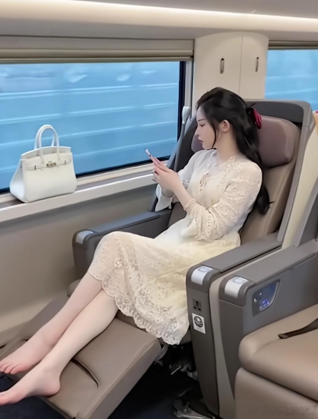 洋洋高锐～青青草·吗◎列……车飞呀……飞菡菡梦里飘◎浅……笑美女……似秦娥一路西
