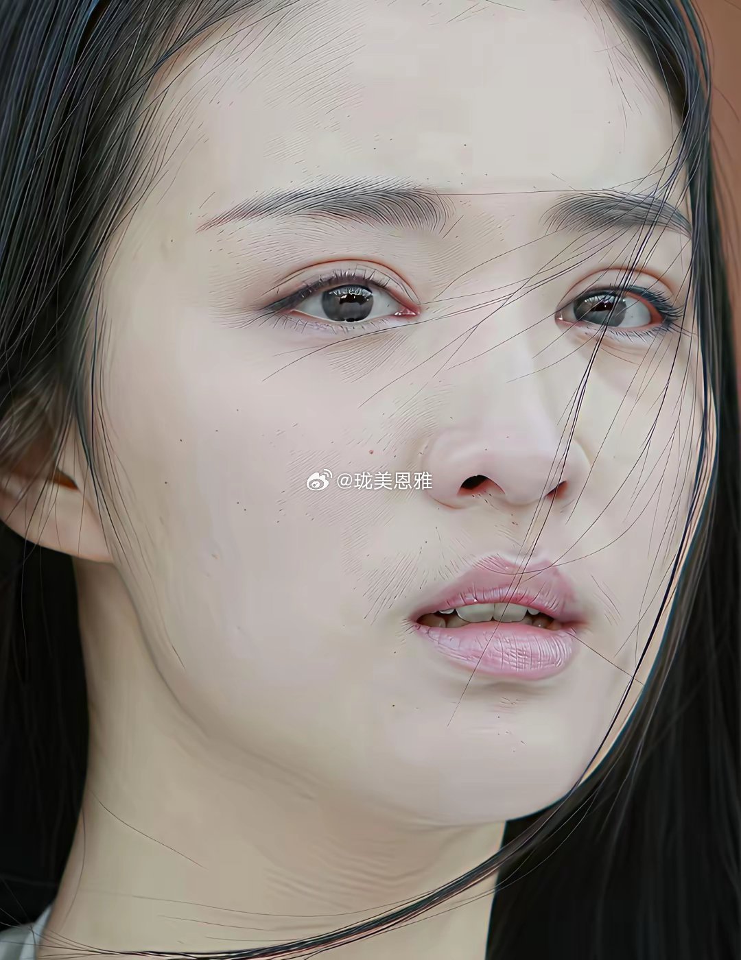 王楚然确实更适合浓妆一素颜，鼻子那块的缺陷就很明显了