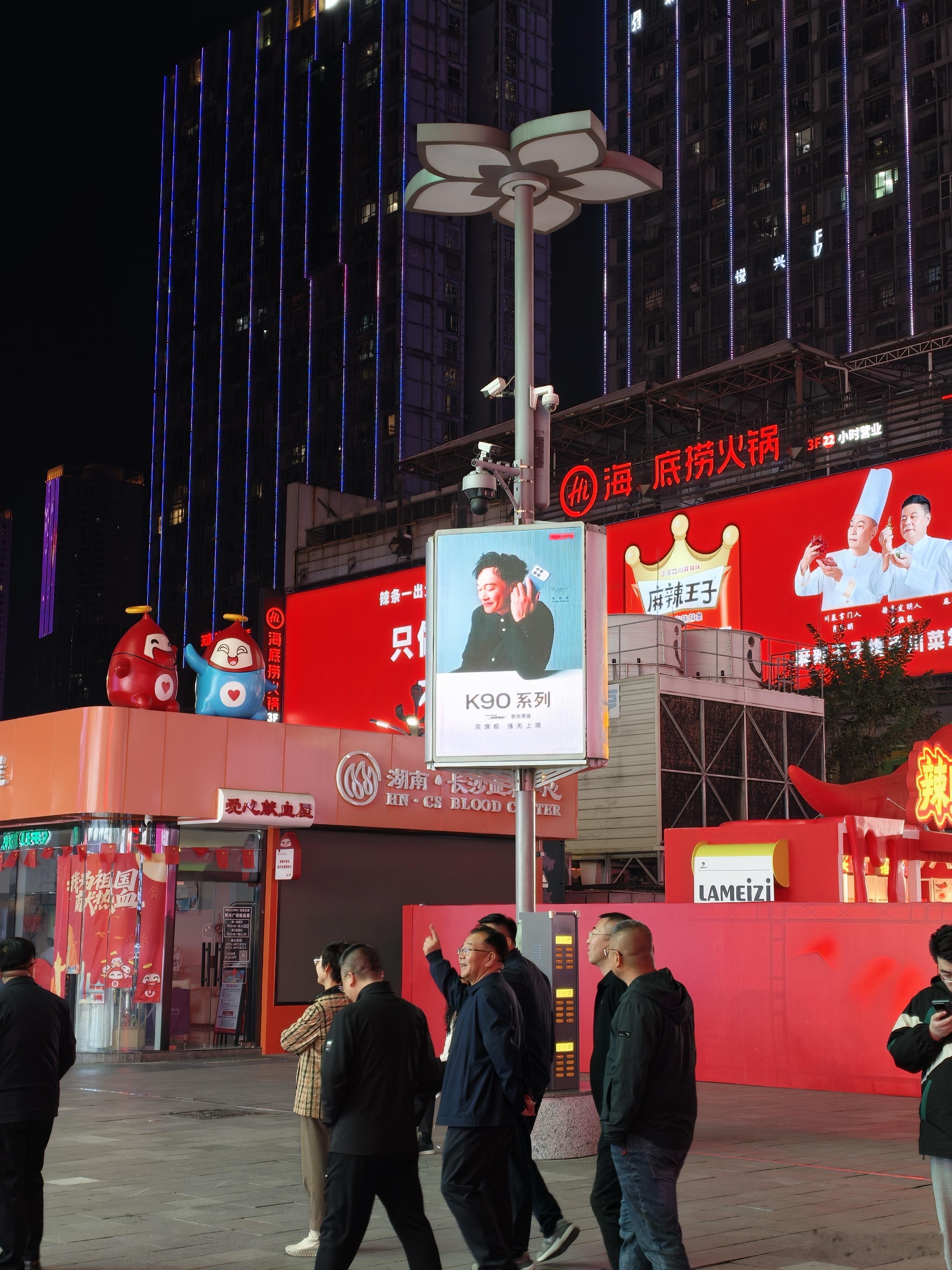 红米K90刚发布，长沙街头就看到陈奕迅和K90的海报了[doge]​​​
