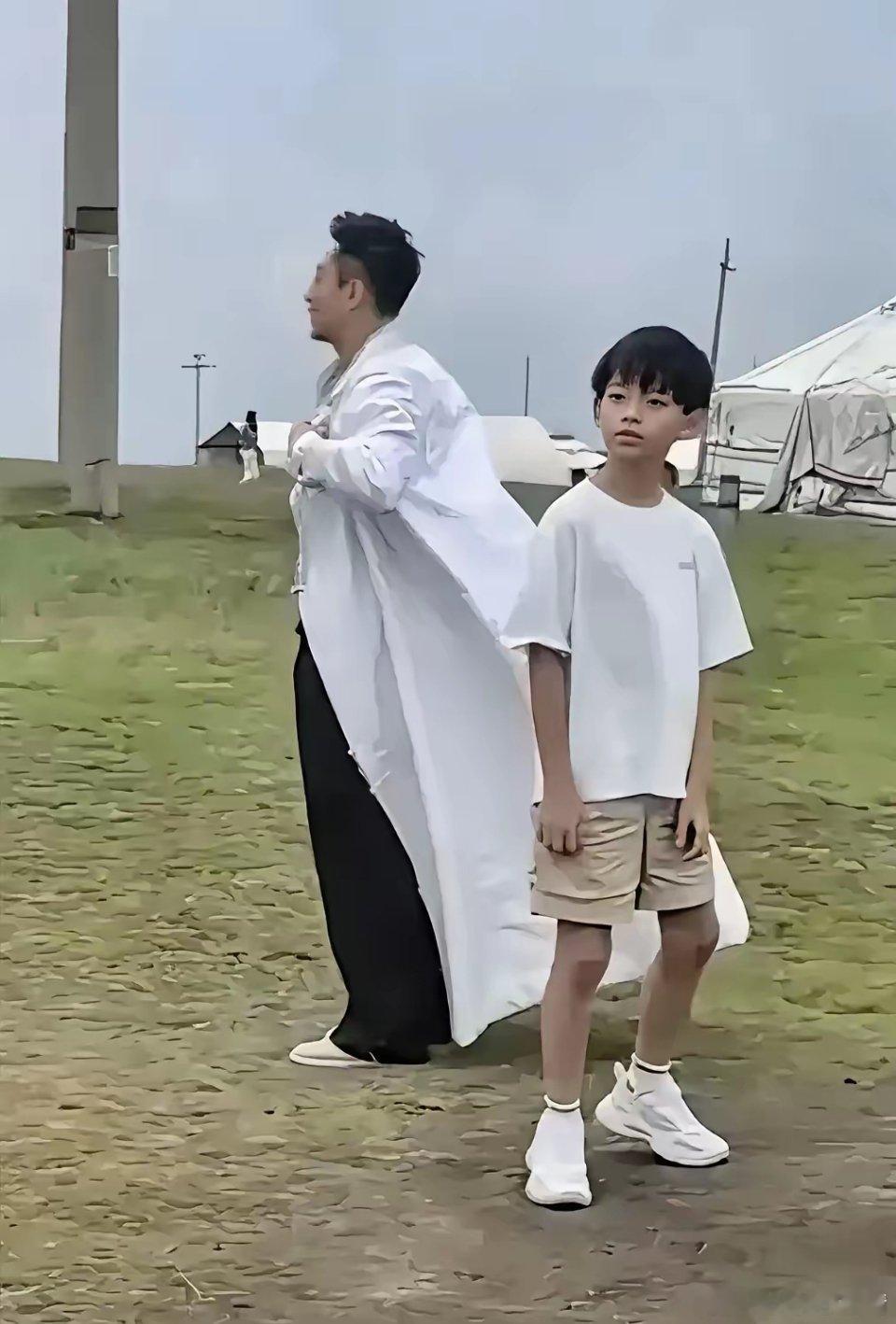 小霖霖再次露真容，身材依旧很好，不胖，是个很可爱的小男孩，不过有的网友说，小霖霖
