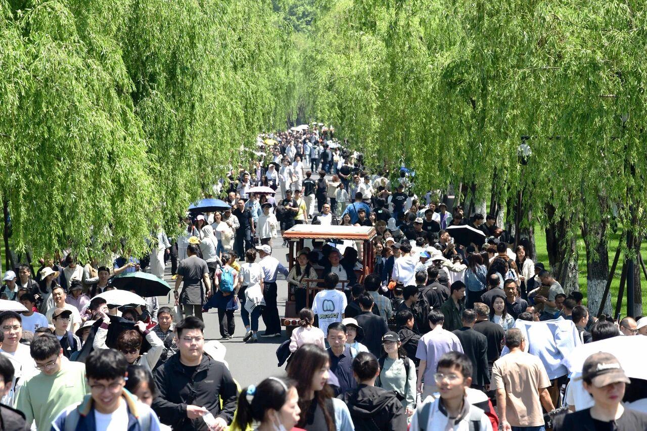 西湖这波赢麻了？353万人挤到“质壁分离”，外滩看了都害怕！知道五一假期哪里最