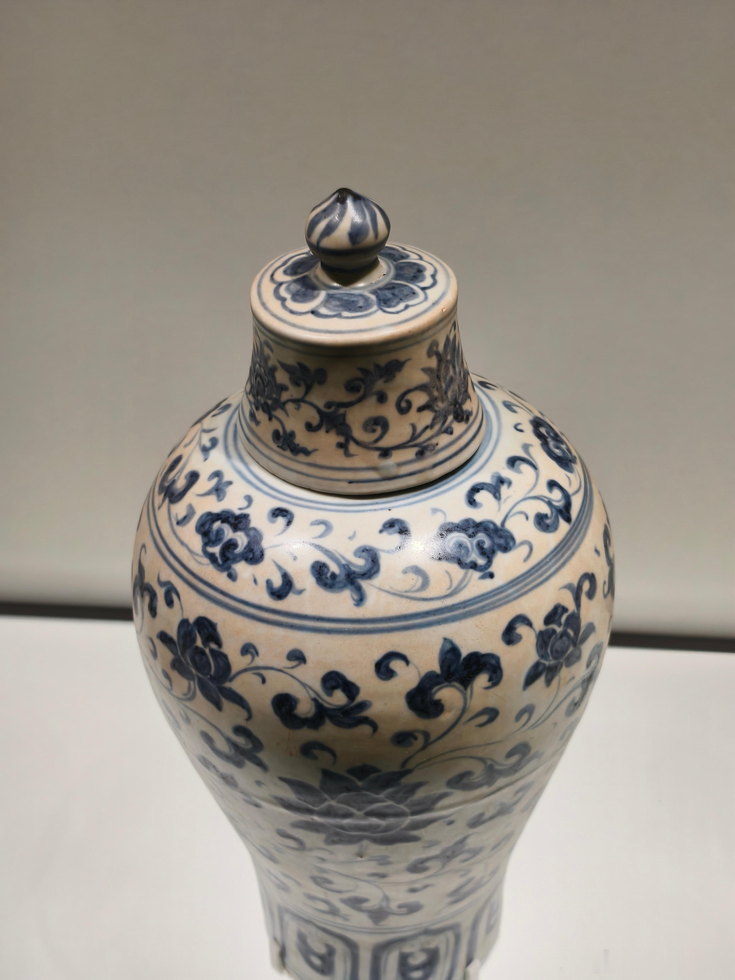 青花缠枝莲纹梅瓶两件2001年出土于湖北钟祥梁庄王墓，现藏于湖北省博物馆。属于明正统朝典型官窑器，是