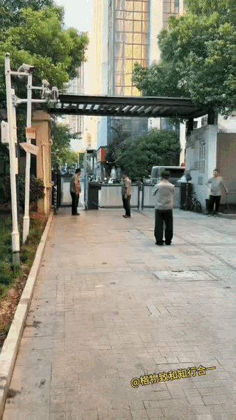 保安交接的仪式感，旁边的小区居民有点不耐烦了[微笑]