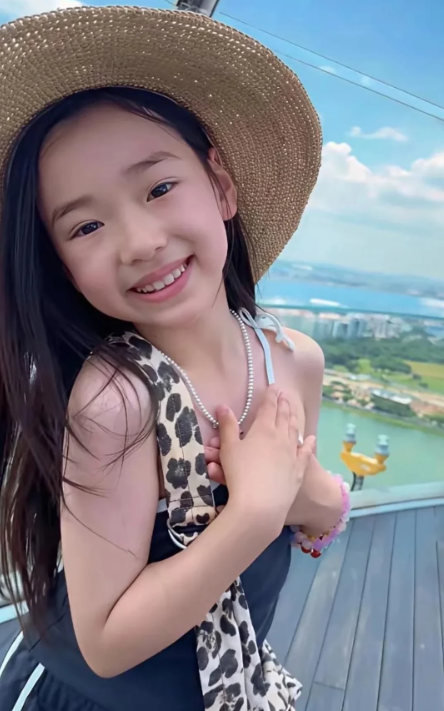 刚开始看到董璇的女儿小酒窝觉得：天啊怎么会有这么漂亮的孩子啊！而且这孩子天生