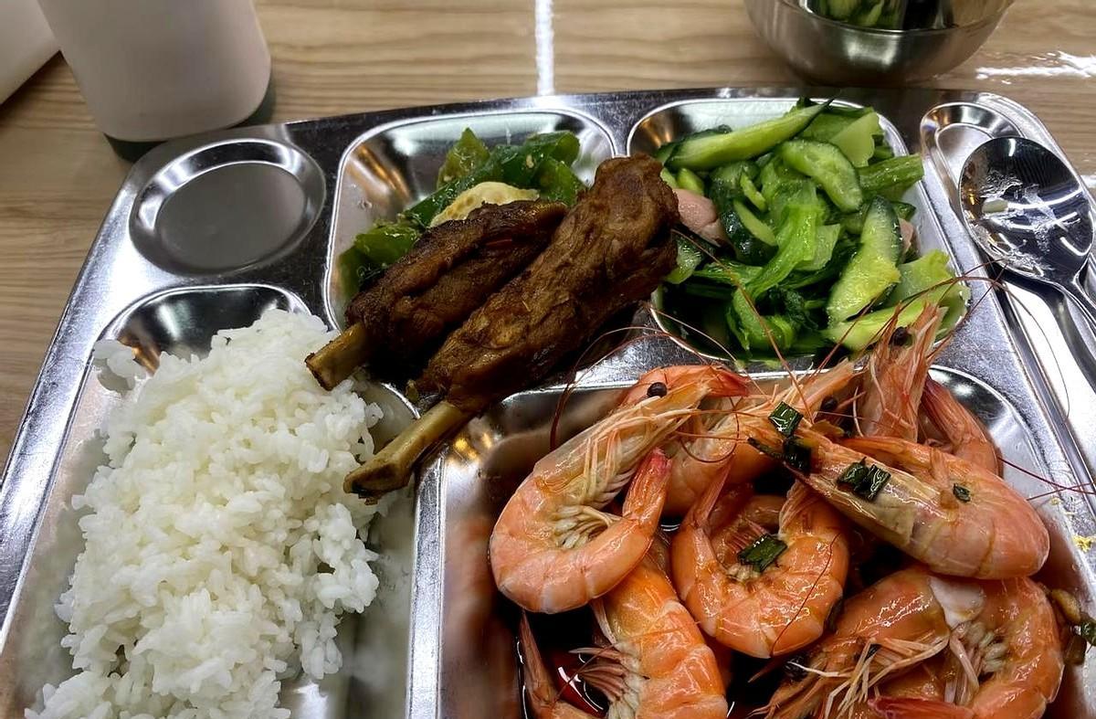 王姐54岁，体检单翻了个身，不是靠节食，是靠“吃肉+动起来”。她每天吃一掌大的