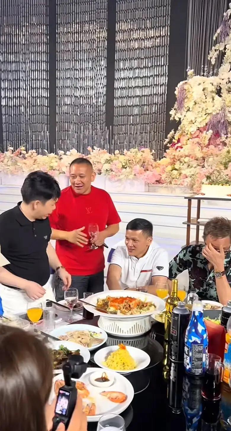 上海周公子，现在也落魄了。他曾经是申城天花板级大富豪，也是上海滩见过大世面的人，
