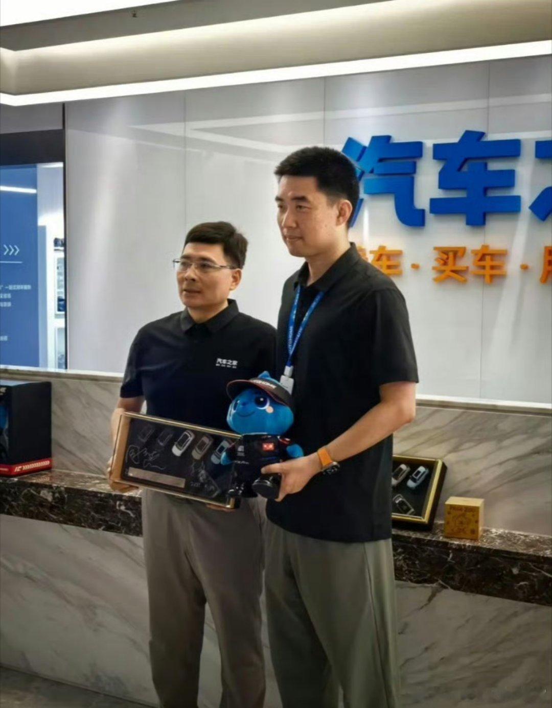 汽车之家创始人李想今天又回汽车之家了现在汽车之家的新东家海尔的老大周云杰还专门出