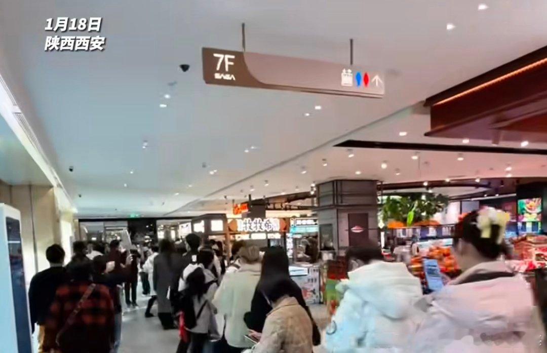 西安一烤鱼店开业有人排队11小时谁懂啊！西安这家烤鱼店开业，11小时排队时长震