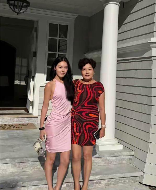 美国街头，哈文领着22岁的法图麦伫立在自家豪宅前的石梯上，顺手拍了张母女合照传上