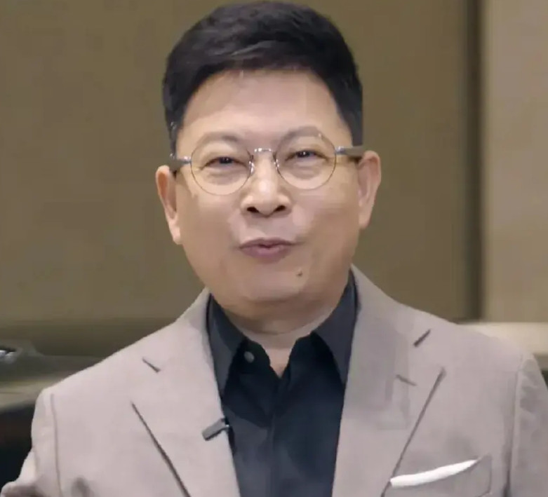 汽车媒体测试抹黑华为智驾，但是余承东不慌不张的宣布9月份一群王牌：问界M8纯电、