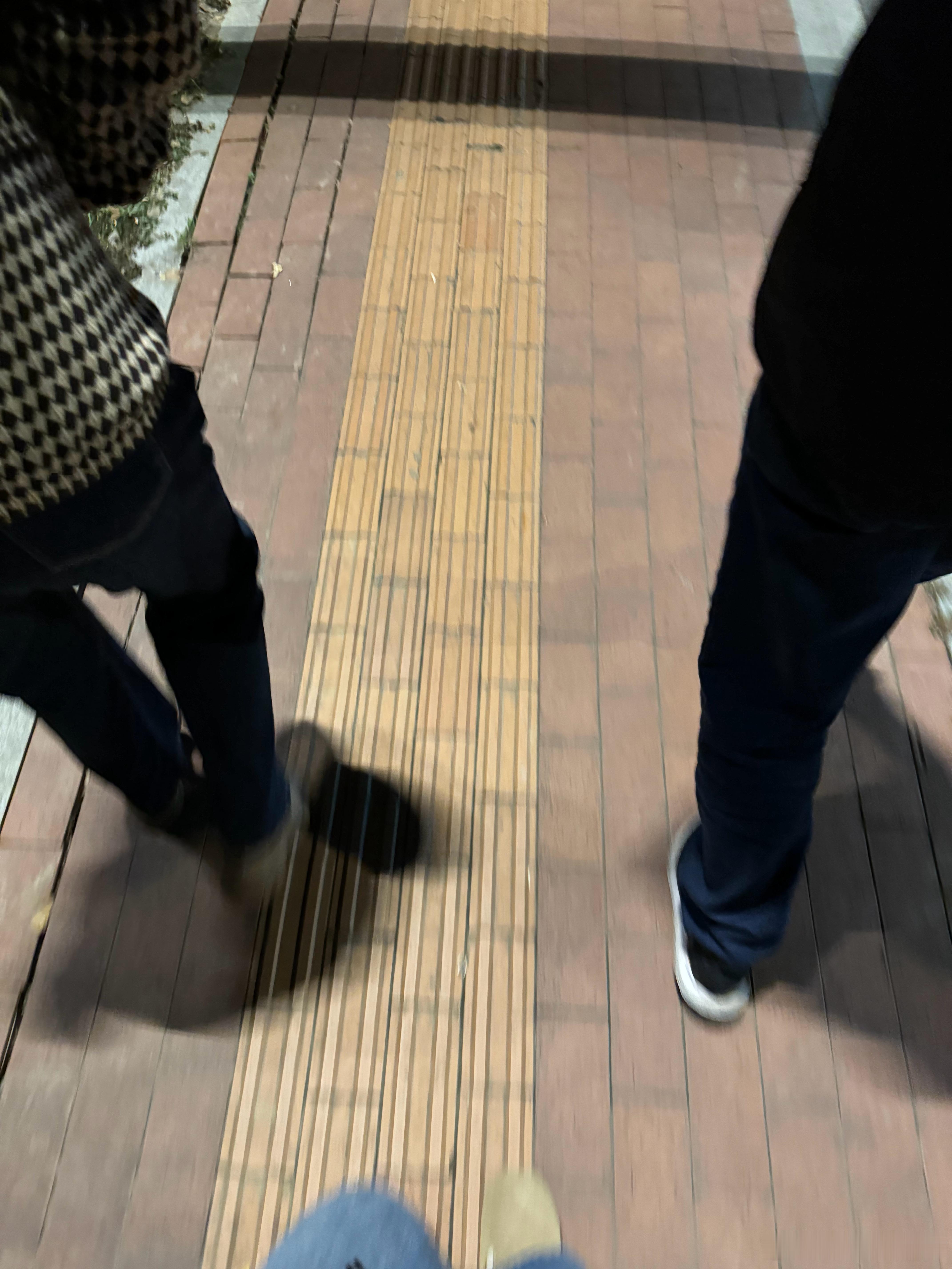 很久没有跟爸妈一起散步了今天的晚餐步行而至