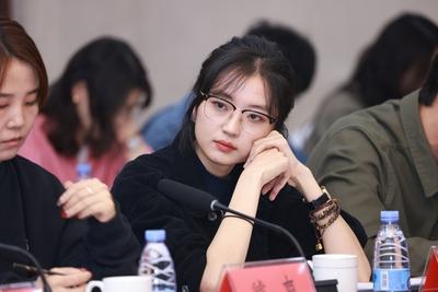 孙千出席《纯真年代的爱情》研讨会发现了吗？在研讨会现场孙千一会戴眼镜一会不戴