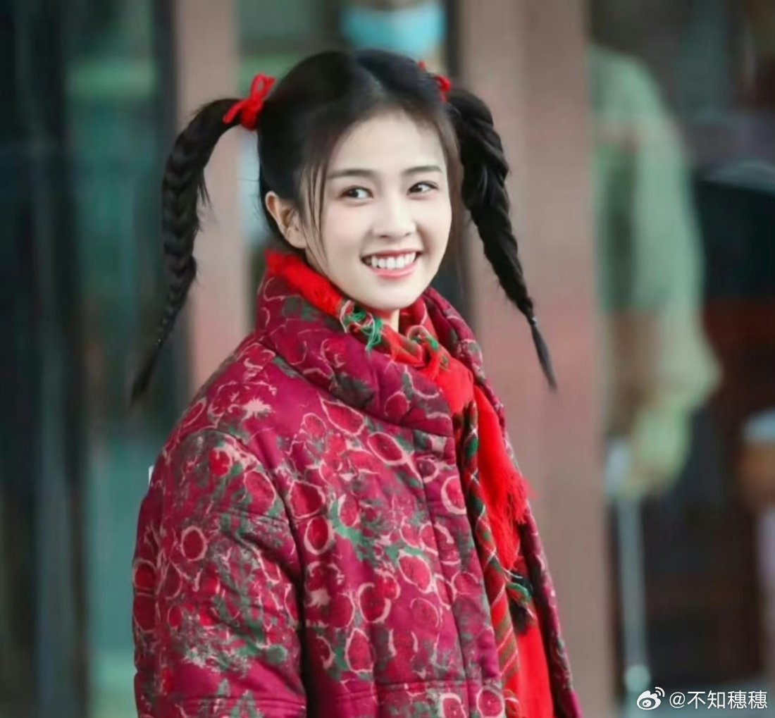 白鹿穿着姥姥衣服来录节目好搞笑啊白鹿，真可爱白鹿穿什么都很好看🤩​​​