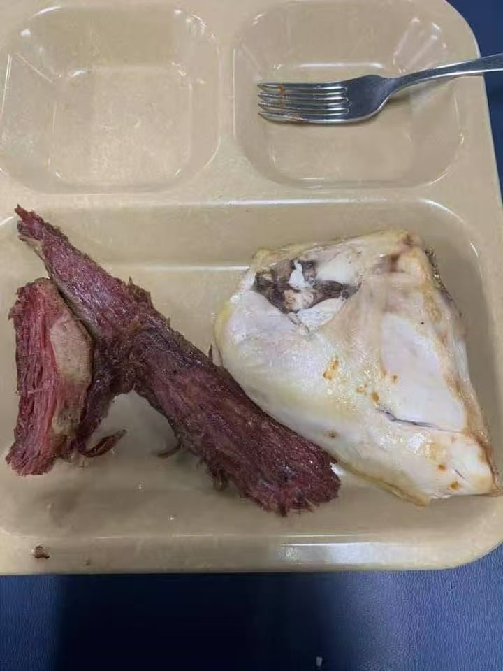 更多美军航母大兵的伙食照片来了，这看起来也就比“猪食”强一点！在前一天美国“林肯