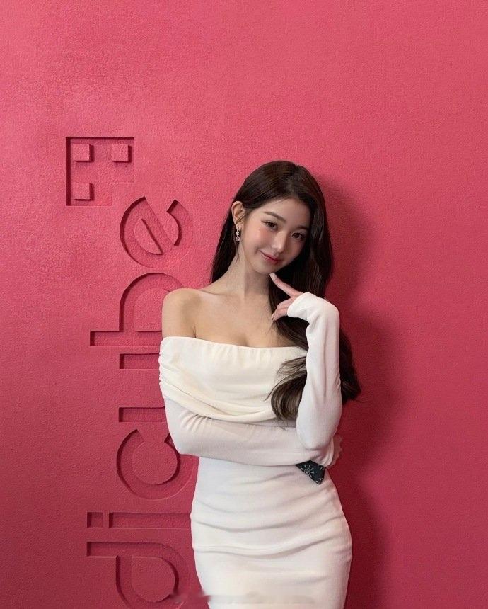 张元英ig更新第二张真的好小猪宝