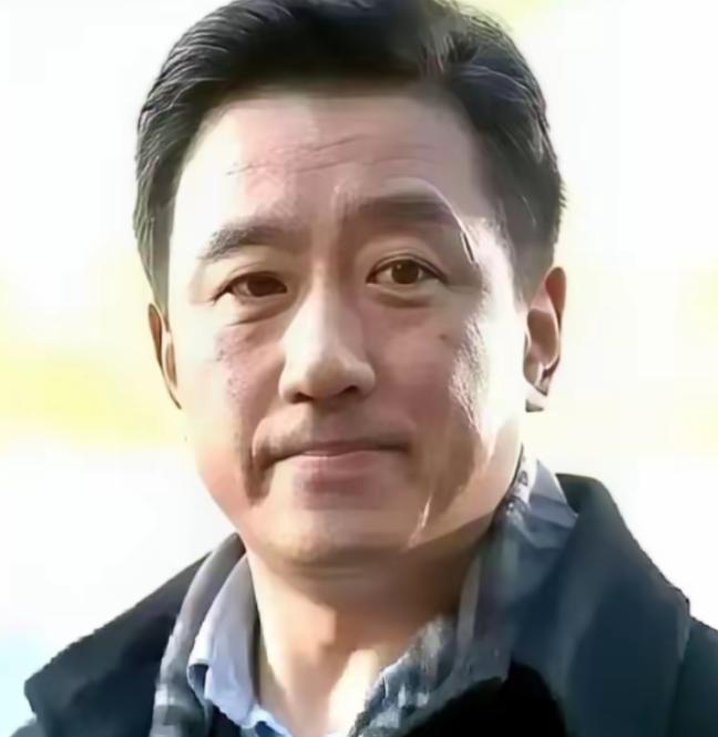 一个演员，戏拍了七成，突然要求片酬翻倍，不满足条件便直接停工罢演。导演二话不说，