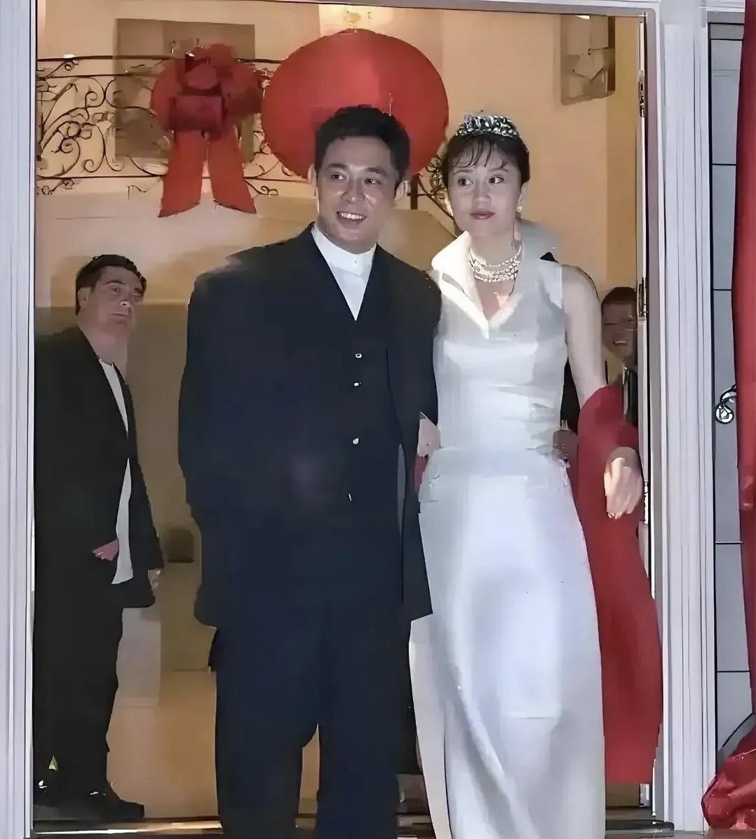 第一次见李连杰结婚时的照片，估计他当时是全世界最幸福的一个男人，能娶到利智这样的