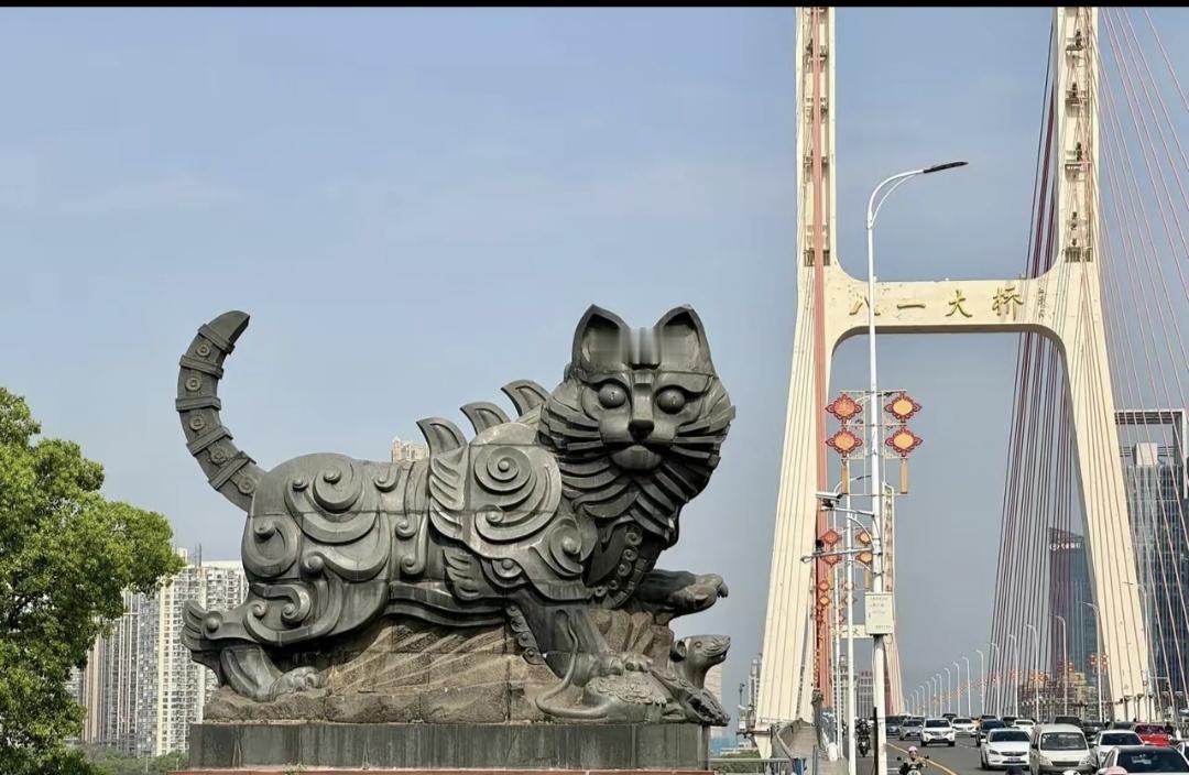 也说南昌八一大桥上的猫。最近几天关于南昌八一大桥上两只雕塑猫，成为网民的热议话