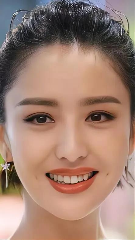 佟丽娅说：“我最讨厌别人说我坚强，一个人带儿子不容易。”佟丽娅朋友说：“我们现在