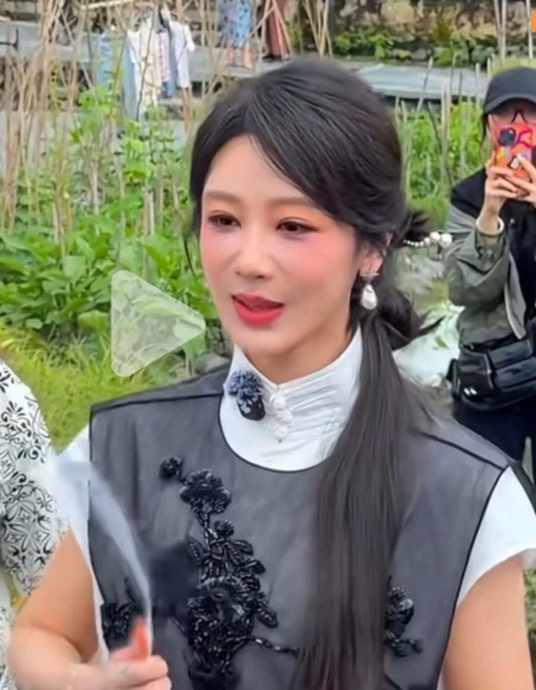 杨紫怎么带上假发了？感觉她脸好馒