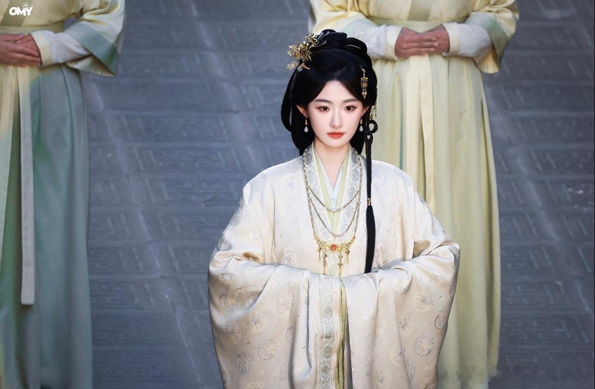 张凌赫丞磊女主全重复了这两个人未免也太巧了吧，无论怎么搭配都非常养眼，真希望两位
