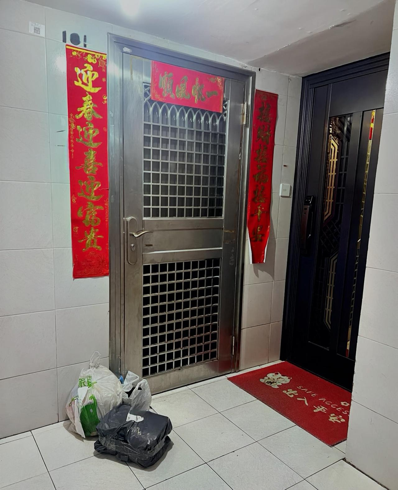 真被对门新来的邻居烦坏了！我有个习惯每晚把垃圾放门口，弟二天早上出门再顺手把垃圾