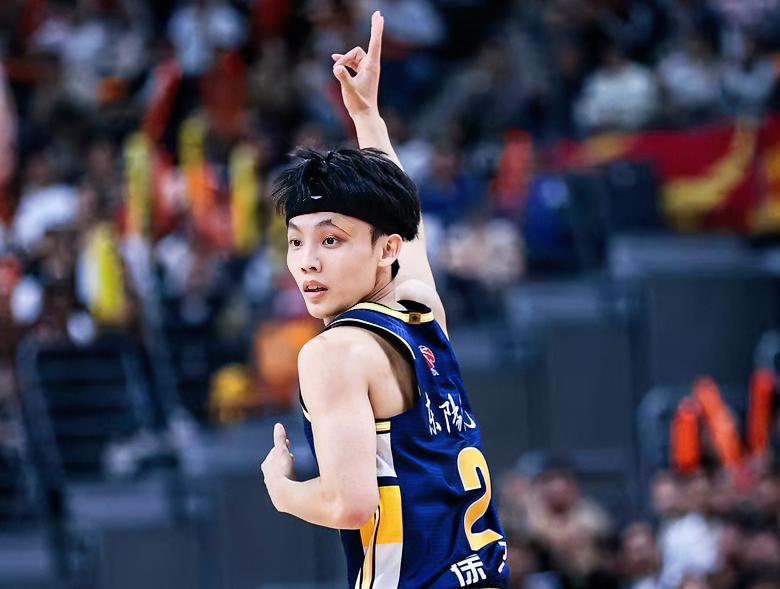 徐杰：你这国内串联组织水准目前第一？这样的表现进国家队打个替补还是可以吧？？？