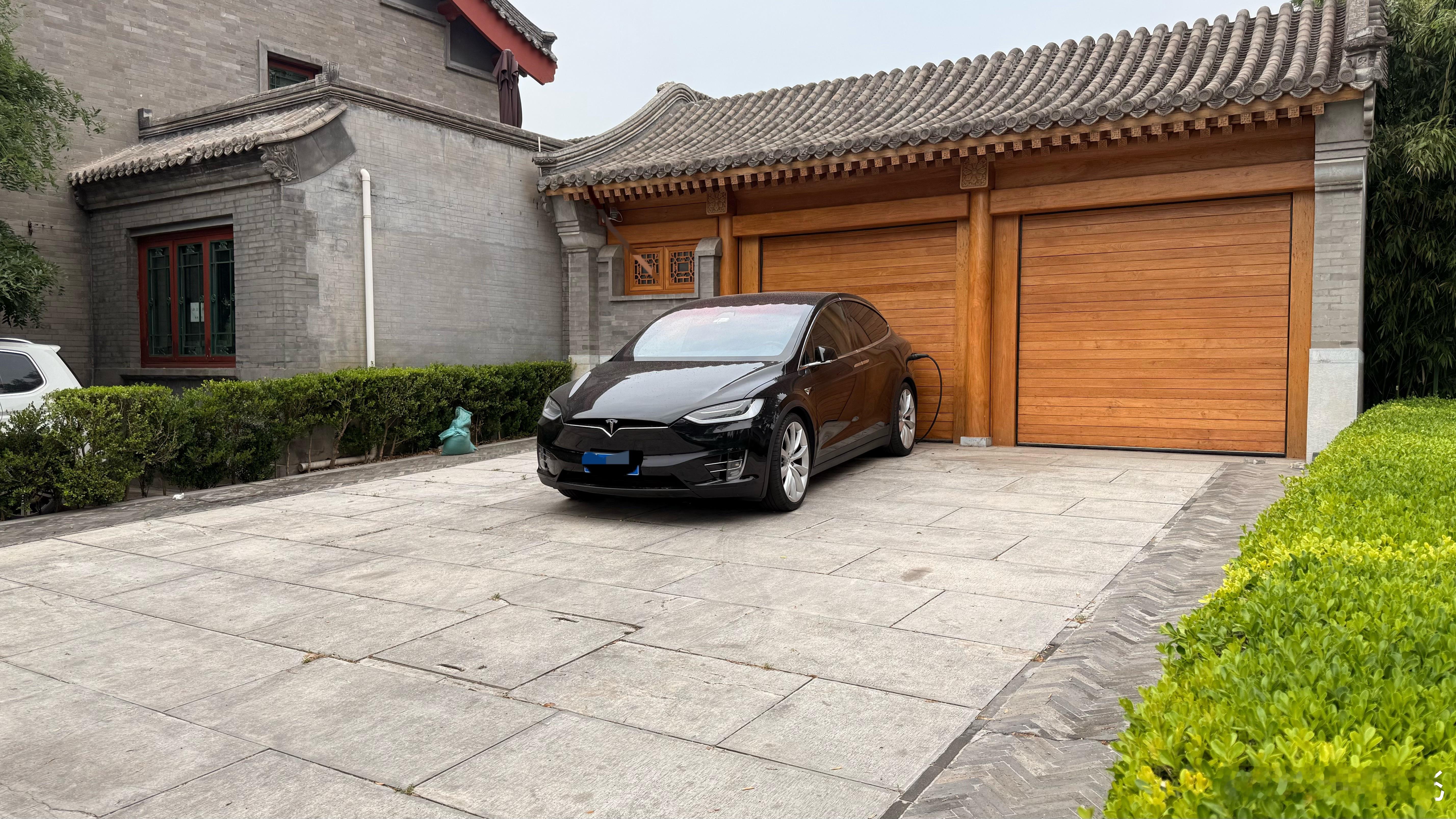 什刹海这看到一蓝牌modelX[doge]整的还挺精神​​​