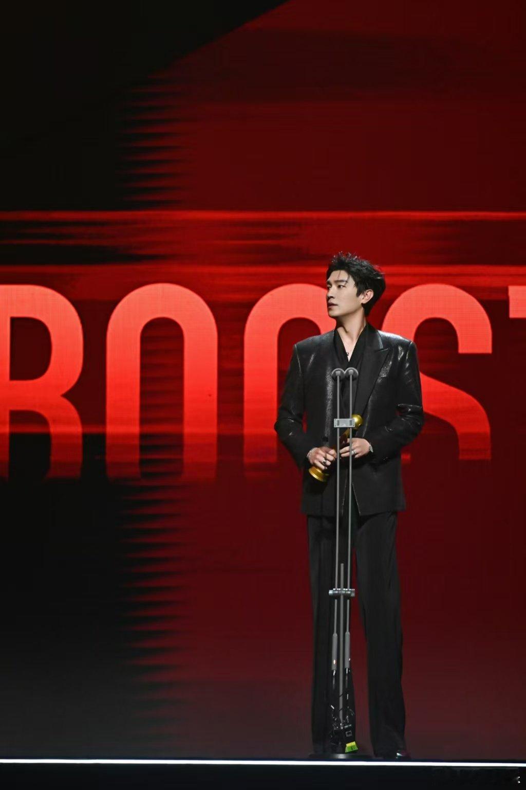 杨旭文领奖国外领完国内领始于卢凌风陷于实力！海外国内奖项接连入账，36天4奖拿